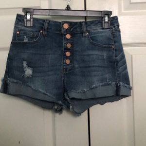 Distressed Jean shorts with five buttons